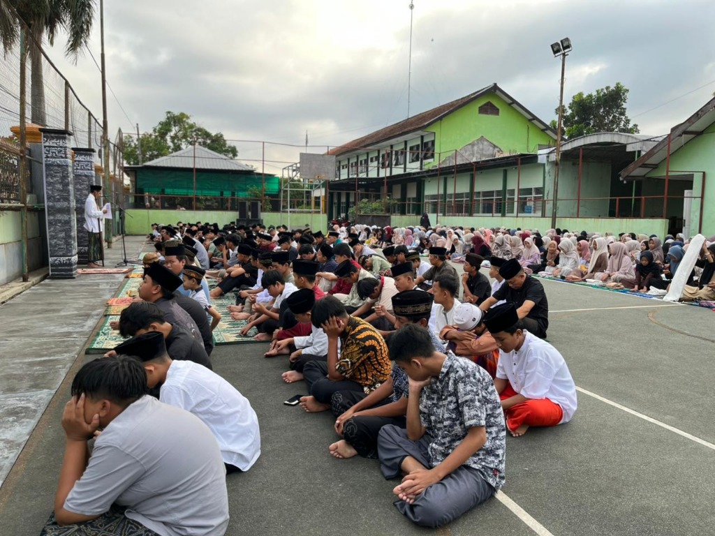 Kebersamaan dan Kekhusyukan Sholat Ied Idul Adha di SMPN 1 Boyolangu