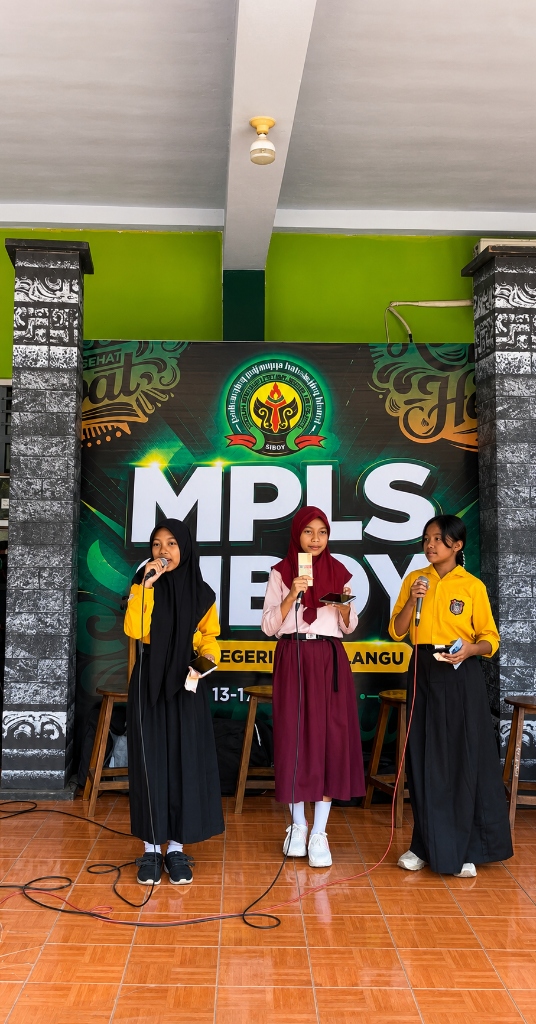 Kreativitas Tanpa Batas: Pentas Seni Kelas VII Warnai Hari Keempat MPLS SMPN 1 Boyolangu